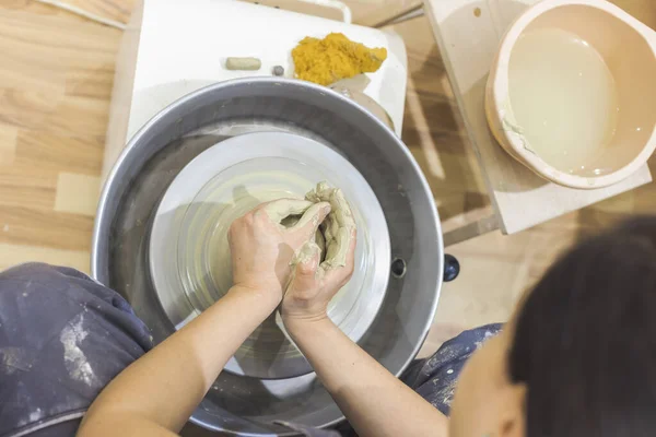 Des Mains Artiste Poterie Féminines Façonnent Argile Sur Roue Poterie — Photo