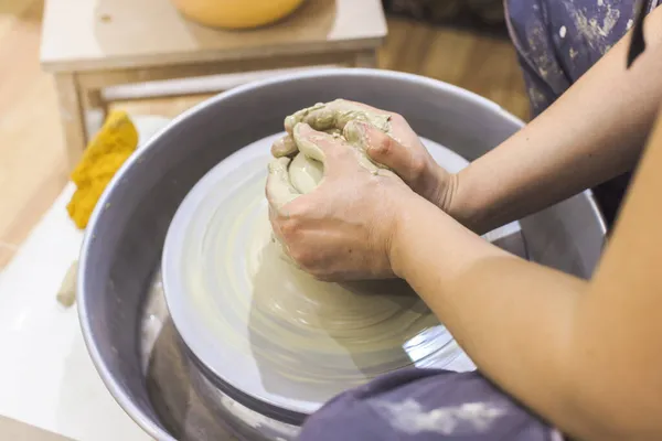 Artista Cerâmica Mãos Moldar Argila Roda Cerâmica Workshop Criativo — Fotografia de Stock