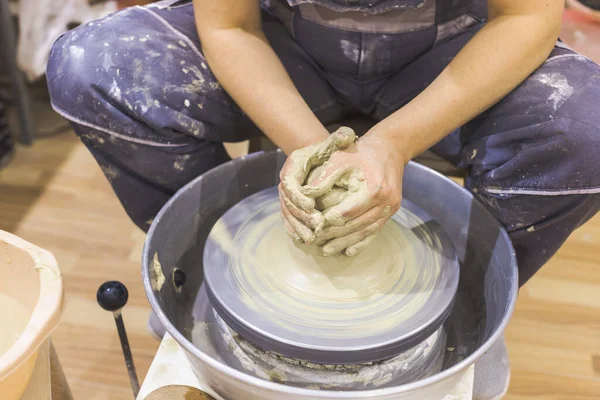 Ceramika Artysta Ręce Pleśni Glinę Kole Ceramiki Warsztaty Kreatywne — Zdjęcie stockowe
