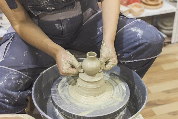 Keramik Künstler Hände Form Ton Auf Töpferscheibe Kreativ Werkstatt — Stockfoto