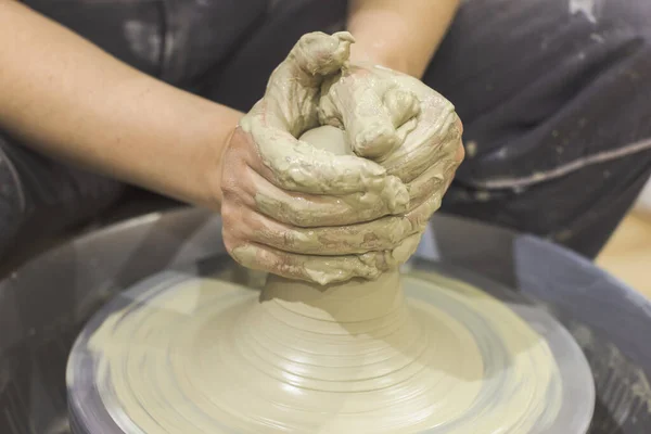 Artista Cerâmica Mãos Moldar Argila Roda Cerâmica Workshop Criativo — Fotografia de Stock