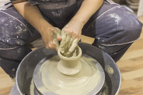 Artista Cerâmica Mãos Moldar Argila Roda Cerâmica Workshop Criativo — Fotografia de Stock