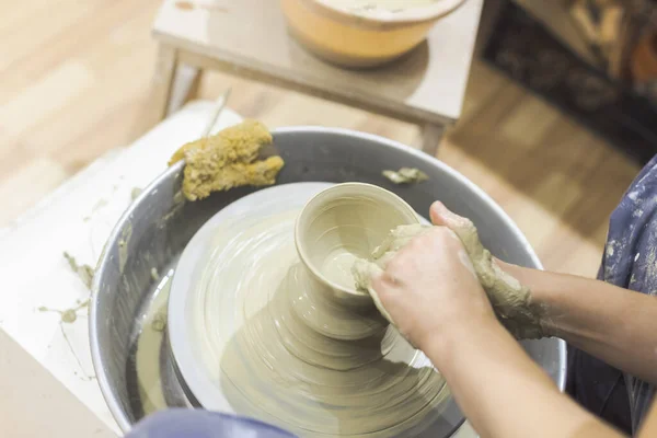 Keramik Künstler Hände Form Ton Auf Töpferscheibe Kreativ Werkstatt — Stockfoto