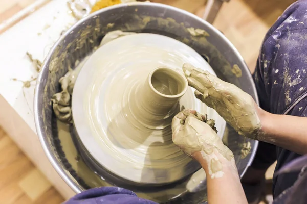 Kobieta Ceramiki Artysta Pracuje Gliny Kole Ceramiki Warsztacie Sztuki — Zdjęcie stockowe