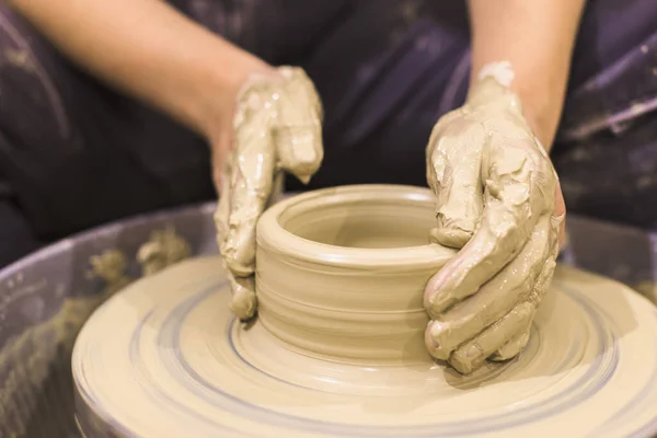 Töpferei Künstler Gibt Ton Vase Auf Töpferscheibe Kunstwerkstatt — Stockfoto