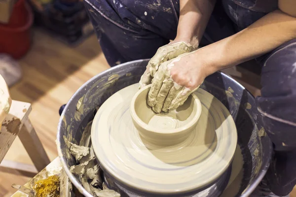 Artista Cerâmica Mãos Moldando Vaso Barro Roda Cerâmica Oficina Arte — Fotografia de Stock