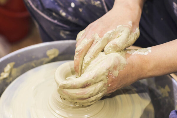 Крупный план женской керамики художница руки формы глины на гончарном круге. 