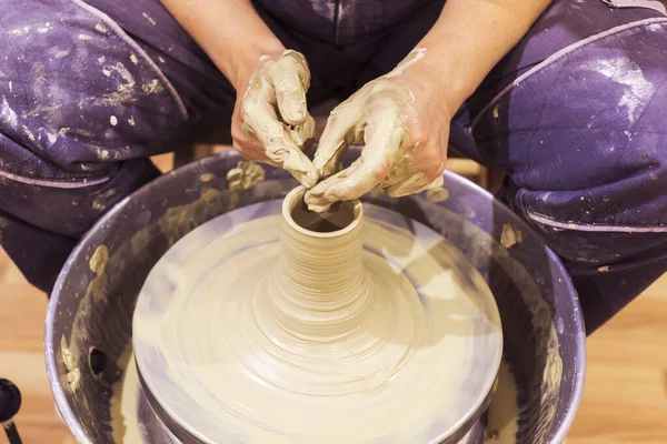 Oficina Cerâmica Artista Cerâmica Feminina Moldando Roda Cerâmica Barro Artesanato — Fotografia de Stock