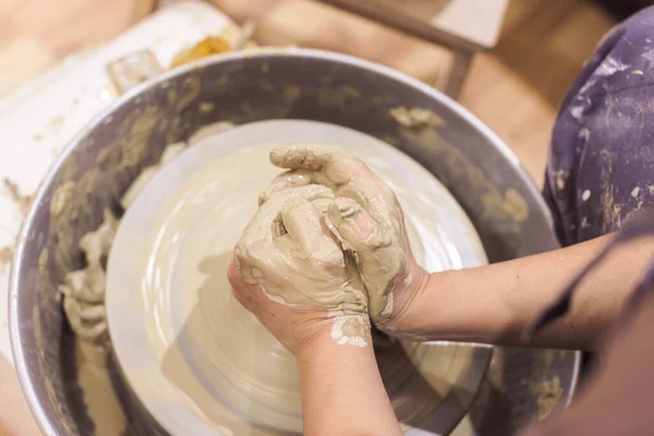 Close Weergave Van Vrouwelijke Keramiek Kunstenaar Handen Vormen Klei Aardewerk — Stockfoto