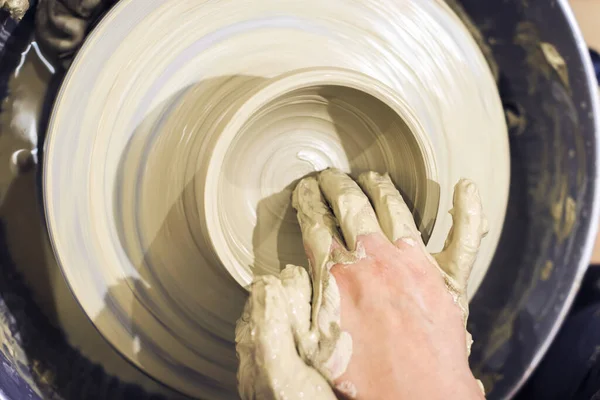 女性陶瓷艺术家手工雕琢陶瓷轮上的粘土 顶部视图 — 图库照片