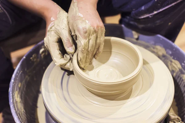 陶瓷手绘陶瓷轮上陶瓷材料的造型造型 — 图库照片