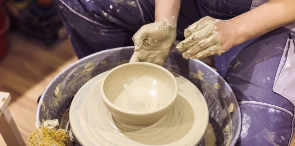 Vista Perto Cerâmica Feminina Artista Mãos Formas Argila Roda Cerâmica — Fotografia de Stock