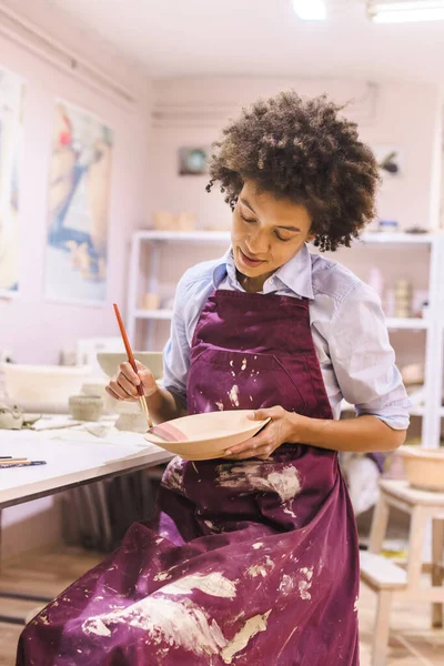 Porträtt Afro Amerikanska Kvinna Keramik Konstnär Verkstad Målning Lera Skål — Stockfoto