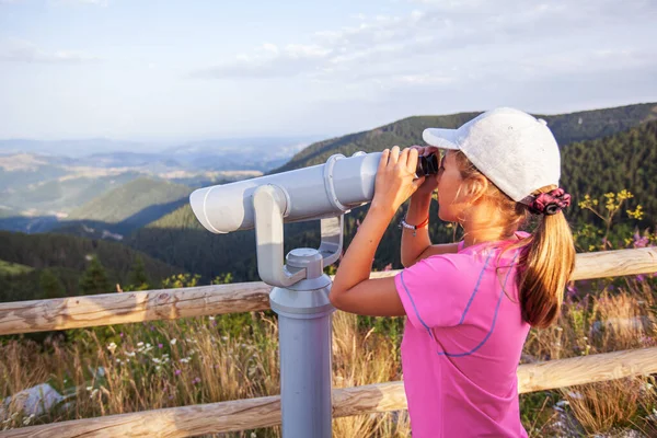 Kleine Meisje Wandelaar Observeren Natuur Landschap Stationaire Verrekijker Bergtop — Stockfoto