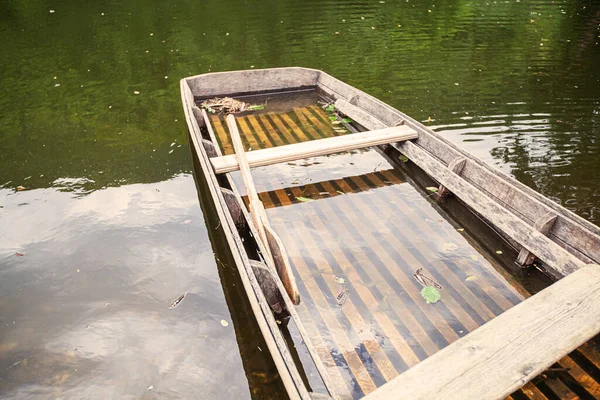 Barca Pesca Legno Abbandonata Sulla Riva Del Lago Riflessione Sull — Foto Stock