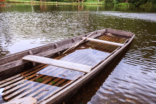 Bateau Pêche Bois Abandonné Sur Rive Lac Réflexion Sur Eau — Photo