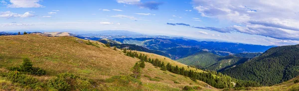 山の風景 夏の日の絵のような自然のパノラマビュー 美しい空だ コポニク山 セルビア — ストック写真