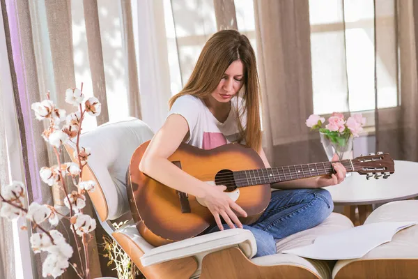 Jeune Femme Jouant Guitare Maison Apprendre Jouer Musique Loisirs Passe — Photo