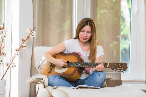 Evde Gitar Çalan Genç Bir Kadın Müzik Aleti Çalmayı Öğreniyorum — Stok fotoğraf