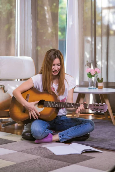 Mujer Joven Tocando Guitarra Casa Aprendiendo Tocar Instrumentos Música Ocio — Foto de Stock