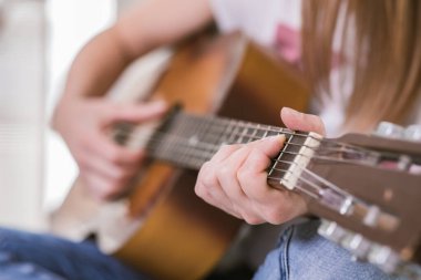 Akustik gitar çalan kadın eller. Görüntüyü Kapat.