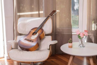 Evde akustik gitar var..