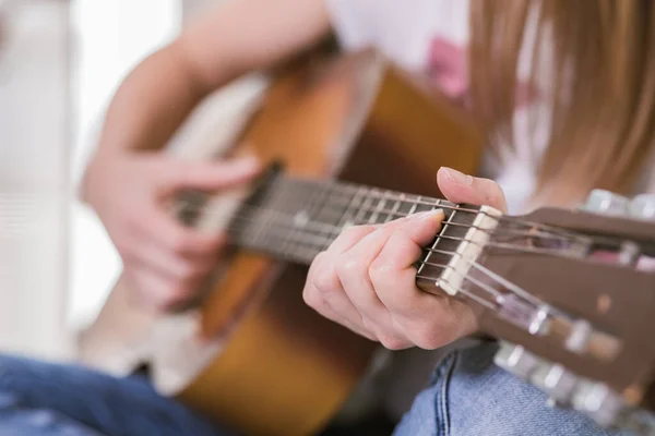 Des Mains Féminines Jouant Guitare Acoustique Vue Rapprochée — Photo