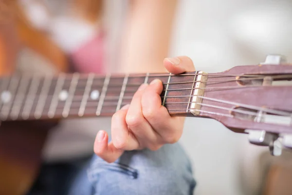 Жінки Грають Акустичній Гітарі Крупним Планом Перегляд — стокове фото