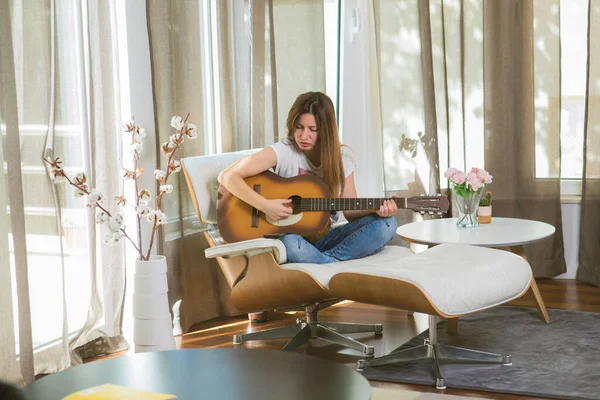 Mujer Joven Tocando Guitarra Casa Aprendiendo Tocar Instrumentos Música Pasatiempo — Foto de Stock