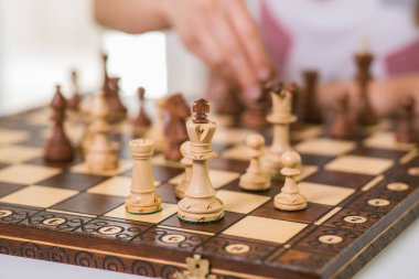 Satranç tahtası, strateji konsepti, yakın çekim görünümü.