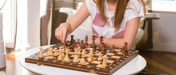 Женщина Играет Шахматы Доме Концепция Мышления Стратегии — стоковое фото