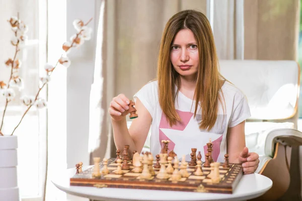 Портрет Умной Серьезной Красивой Женщины Играющей Шахматы Доме Концепция Мышления — стоковое фото