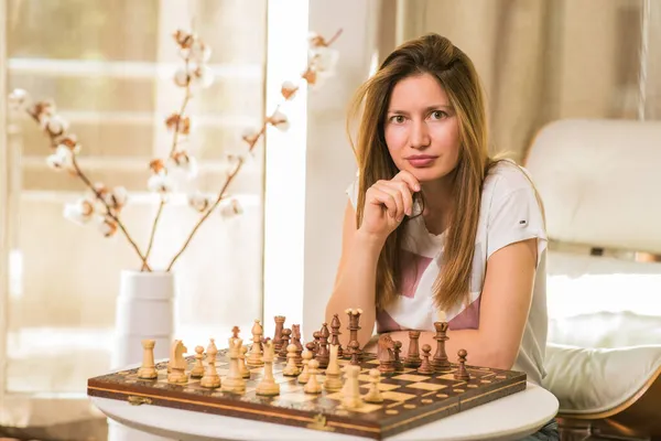 Πορτρέτο Του Έξυπνη Σοβαρή Όμορφη Γυναίκα Παίζει Σκάκι Στο Σπίτι — Φωτογραφία Αρχείου