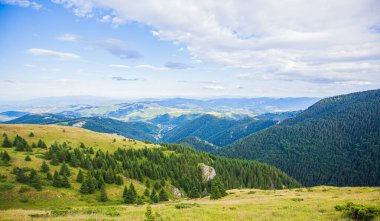 Resimli doğa, dağ manzarasının panoramik görüntüsü, yaz günü. Bulutlu güzel bir gökyüzü. Kopaonik Dağı. Sırbistan. 
