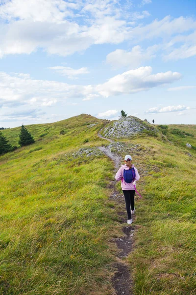 Meisje Met Rugzakwandeling Bergpad Mooie Zomerdag Berglandschap — Stockfoto