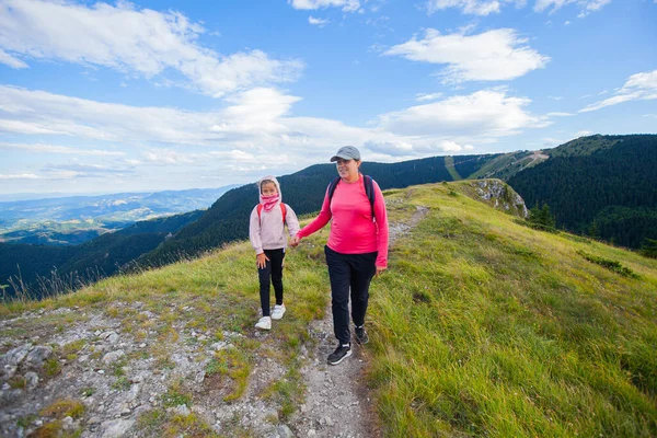 Mother Daughter Backpack Hike Mountain Trail Beautiful Summer Day Mountain — Fotografia de Stock