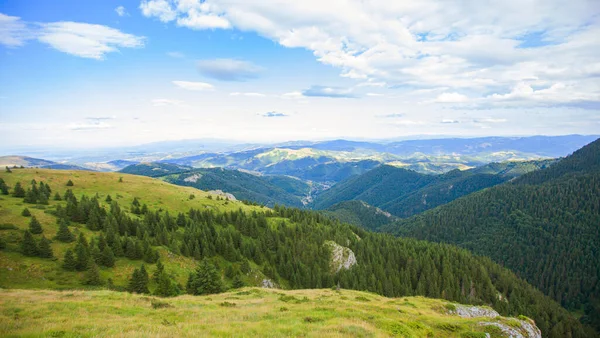 Природный Горный Пейзаж Зеленый Лес Холм Голубое Небо Облаками Летний — стоковое фото