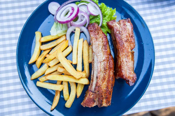 Costillas Cerdo Parrilla Con Papas Fritas Cebolla Sirve Plato Mesa — Foto de Stock