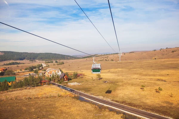 Teleférico Sobre Paisajes Naturales Campos Colinas Transporte Pasajeros Atracción Turística —  Fotos de Stock