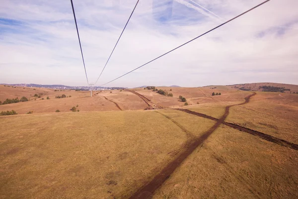 缆车穿越风景秀丽的自然景观 田野和山丘 塞尔维亚地点客运 旅游景点 — 图库照片