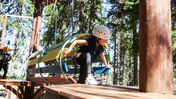 Criança Usando Equipamentos Segurança Parque Diversões Aventura Menina Divertindo Livre — Fotografia de Stock