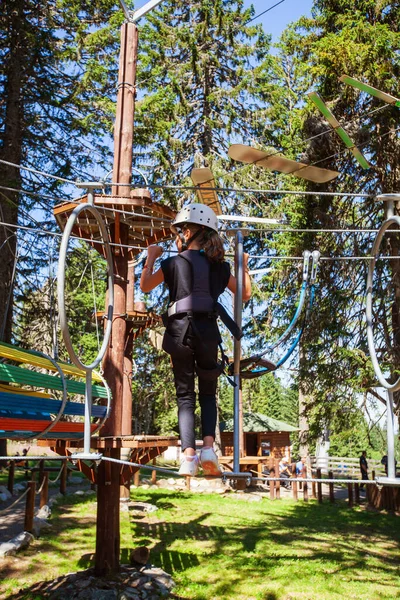 Enfant Utilisant Équipement Sécurité Parc Attractions Aventure Jeune Fille Amuser — Photo