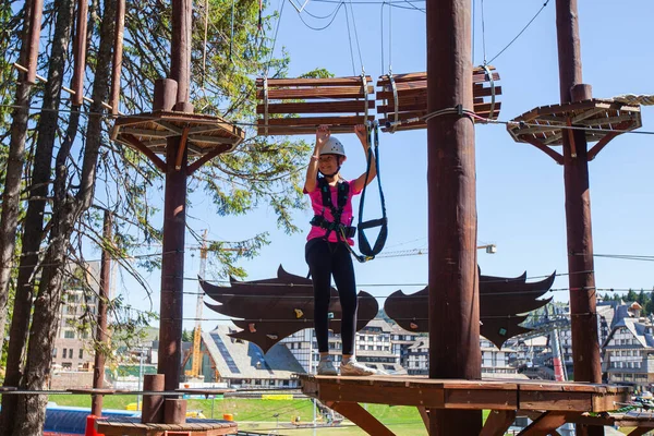 Criança Usando Equipamentos Segurança Parque Diversões Aventura Menina Divertindo Livre — Fotografia de Stock