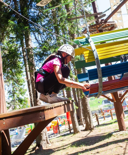Criança Usando Equipamentos Segurança Parque Diversões Aventura Menina Divertindo Livre — Fotografia de Stock