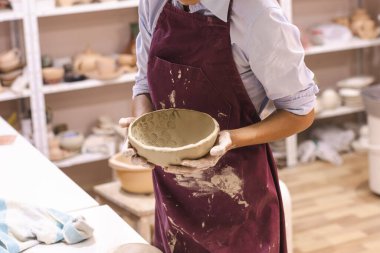 Çömlek atölyesi. Sanat çömlek atölyesinde kadın seramik sanatçısı. Yaratıcı el yapımı el işi.. 