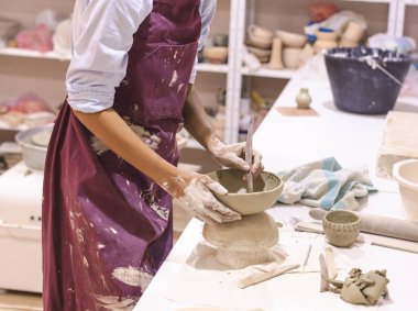Çömlek atölyesi. Sanat çömlek atölyesinde kadın seramik sanatçısı. Yaratıcı el yapımı el işi.. 