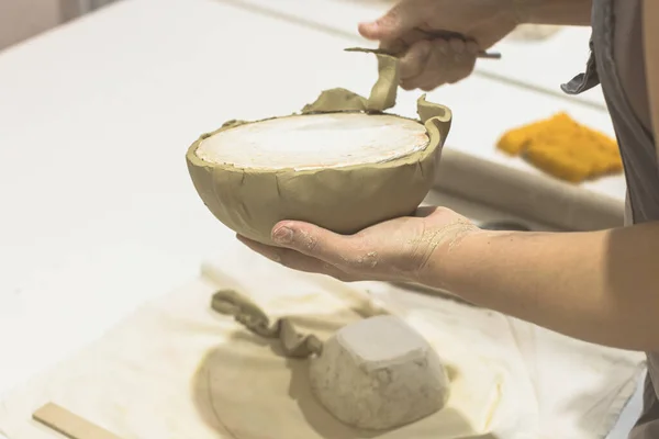 陶器作坊艺术陶器研究领域的女陶瓷艺术家 创造性手工工艺 — 图库照片