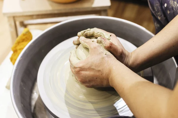 Pottery Workshop Female Ceramic Artist Molding Clay Pottery Wheel Creative — Stock Photo, Image