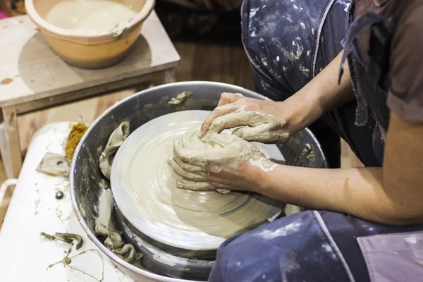 陶器作坊女陶瓷艺术家塑造粘土陶瓷轮 创意手工工艺 — 图库照片