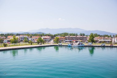 Keramoti 'nin panoramik manzarası, küçük bir kasaba ve Yunanistan limanı. Deniz Burnu. Güzel mavi su ve gökyüzü. Yaz günü. Seyahat tatili. 